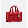 Sac Dior Book Tote Mini Macrocannage couleur rouge